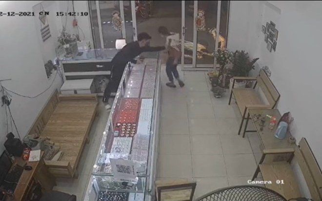 Cô gái vào tiệm vàng vờ thử dây chuyện rồi bỏ chạy, phản ứng bình tĩnh của người chủ gây ngỡ ngàng