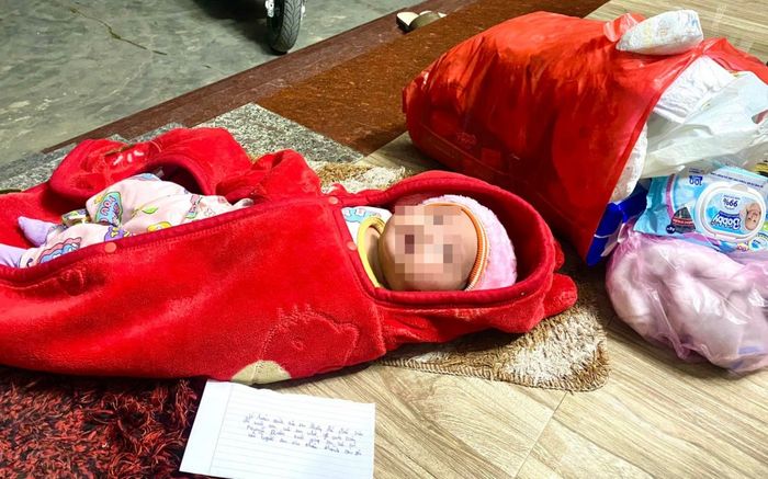 Nghệ An: Phát hiện cháu bé bỏ trước cổng lúc đêm tối