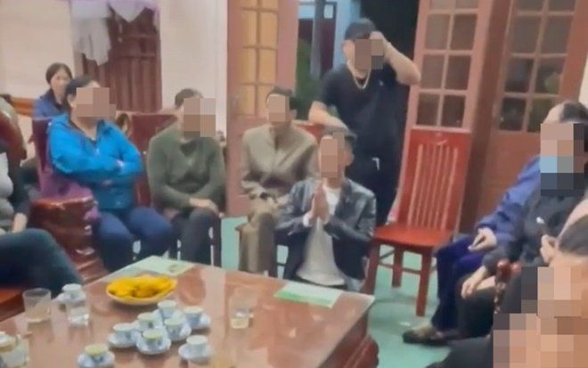 Người đàn ông quỳ gối chắp tay thành khẩn xin lỗi gia đình sau khi bị phát hiện ngoại tình với em dâu