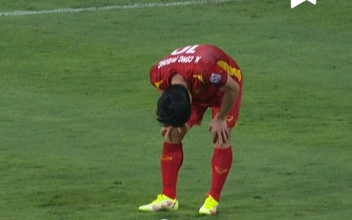 Công Phượng bước đi tập tễnh, chấn thương sau pha va chạm với 'võ sĩ' Indonesia