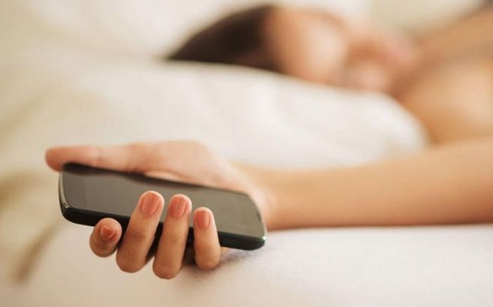 Đợi bạn gái ngủ say, người đàn ông làm điều hèn hạ