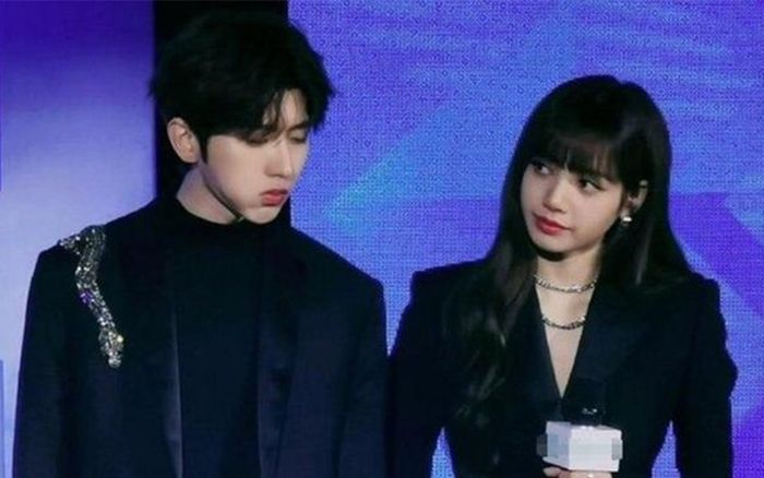 Khoảnh khắc đáng yêu khi Thái Từ Khôn - Lisa cùng nhảy trên sân khấu