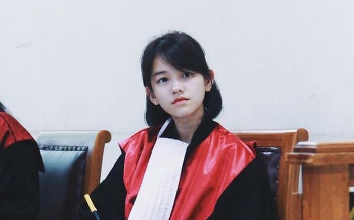 Bất ngờ với nhan sắc hiện tại của nữ sinh từng 'gây bão' khi mặc áo Thẩm phán ở tuổi 22