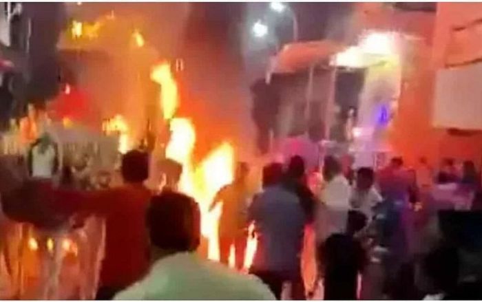 Chú rể 'bốc cháy' khi ngồi trên xe ngựa rước dâu