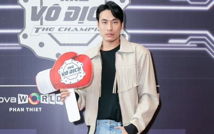 Đi cổ vũ Nguyễn Văn Chung - Thiên Vương, Kiều Minh Tuấn bất ngờ gặp sự cố ngỡ ngàng