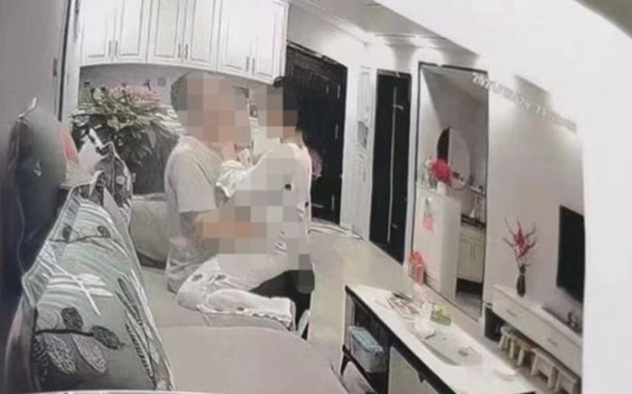 Lắp camera trong nhà trước lúc đi công tác, chồng bàng hoàng phát hiện bí mật động trời của vợ