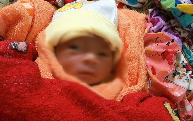 Phát hiện bé trai sơ sinh còn nguyên dây rốn bị bỏ rơi trong thùng rác