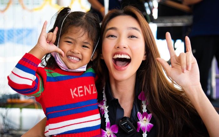 Bất ngờ với mặt mộc cực xinh của Hoa hậu Thùy Tiên trong hoạt động từ thiện ở Thái Lan