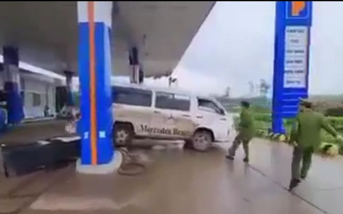 Clip: Ô tô húc đổ cây xăng rồi tăng ga bỏ chạy bất chấp chiến sĩ công an đấm cửa kính truy đuổi