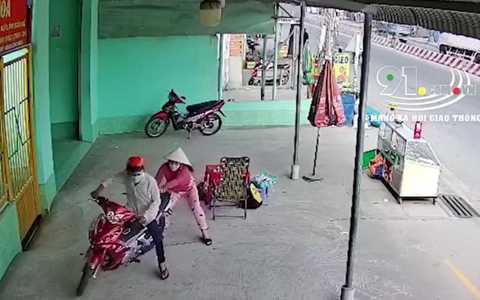 Clip: Tên trộm xe máy rồ ga bỏ chạy, kéo lê người phụ nữ bán vé số hàng chục mét trên đường
