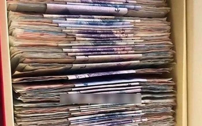 Dọn nhà thì phát hiện 'quỹ đen' của chồng trong ngăn tủ lạ, vợ có cách hành xử khiến ai cũng nể phục