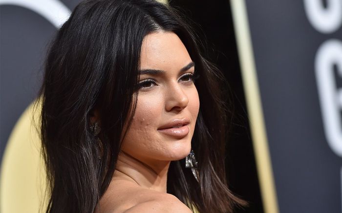 Kendall Jenner và dàn sao trang điểm bự phấn vẫn lộ mụn trứng cá, lỗ chân lông