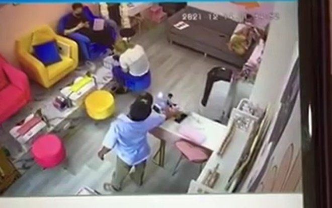 Clip: Người đàn ông vờ bán vé số rồi nhanh tay trộm luôn chiếc điện thoại trong tiệm nail