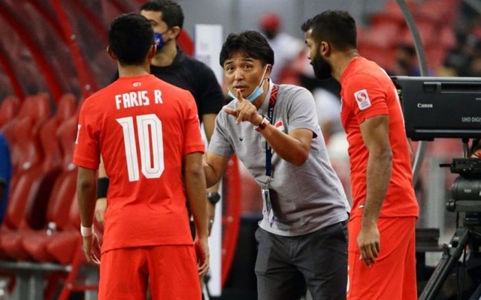 Huấn luyện viên tuyển Singapore bật khóc ngay trong phòng họp báo