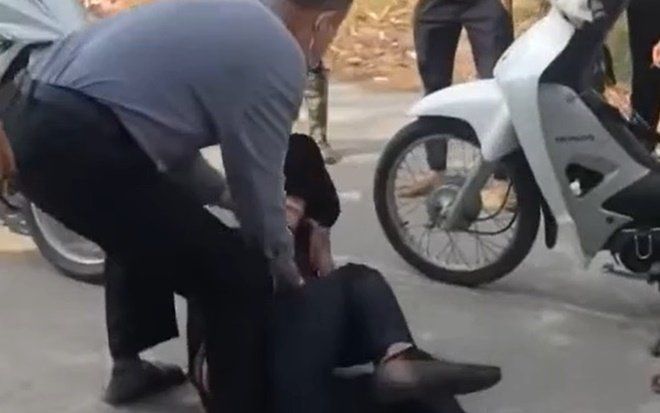 Clip: Bắt được tên trộm xe máy, người dân bức xúc lao vào đánh túi bụi giữa đường