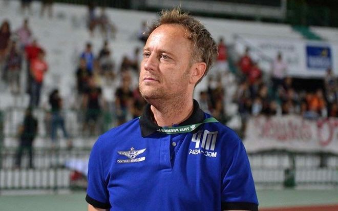 Nghĩ né được Việt Nam ở bán kết, HLV Thái Lan đã việt vị khi xem trận Indonesia thắng Malaysia