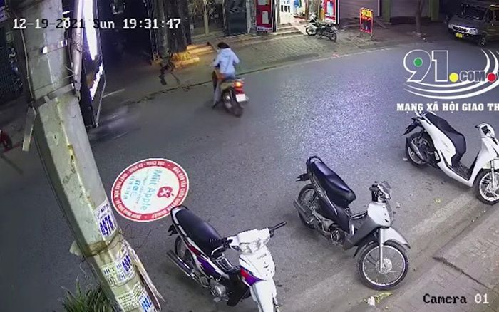 Clip: Chạy xe máy băng sang đường thiếu quan sát, cô gái bị tông ngã văng