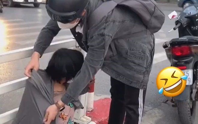 Thấy cô gái bán hàng rong ngồi co ro bên đường, hành động của chàng trai sau đó nhận 'cơn mưa' lời khen
