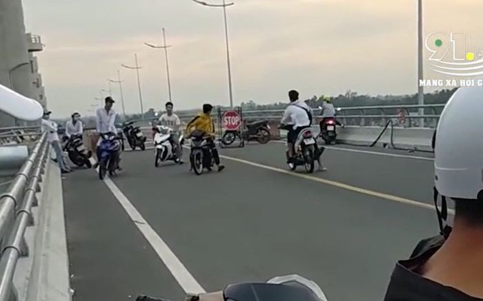 Clip: Nam thanh niên không mũ, phóng xe tông thẳng vào rào chắn trên cầu và cú ngã lộn nhào đầy đau đớn