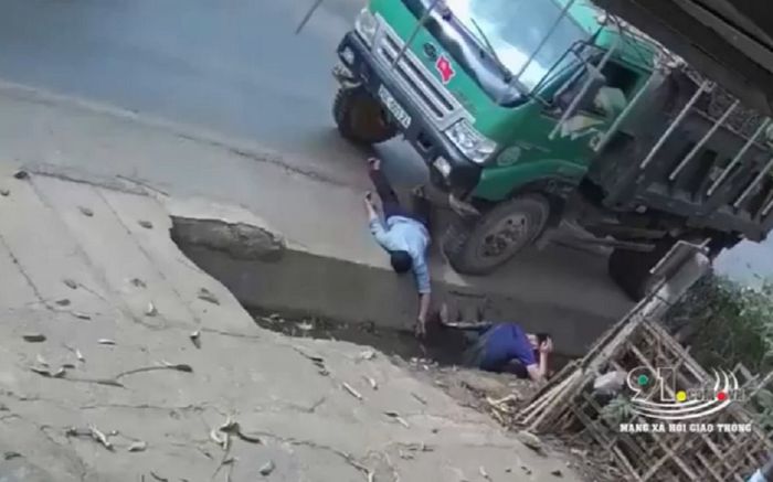 Clip: Hai người đàn ông bất ngờ bị xe tải đâm từ phía sau khi đang đi bộ bên lề đường