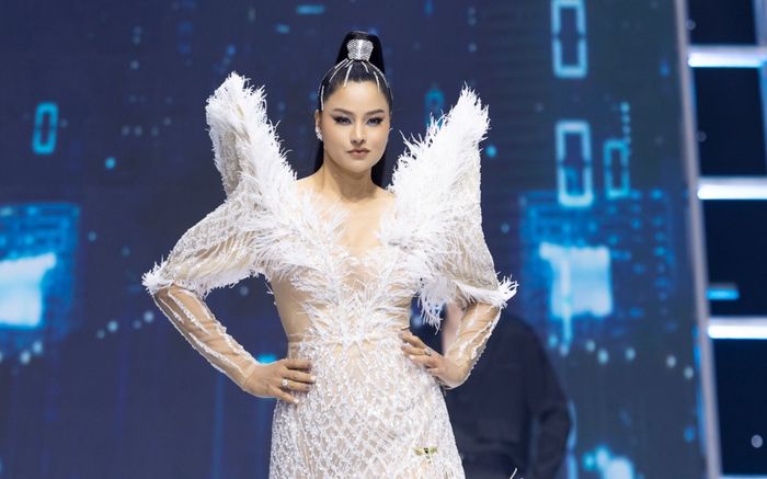 Vũ Thu Phương sải bước catwalk sắc sảo như phượng hoàng, đố ai có thể rời mắt