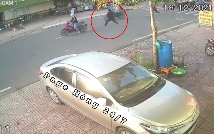 Clip: Nghe tiếng tri hô, anh hàng xóm bất ngờ lao ra 'tung cước' đá bay tên trộm như phim hành động