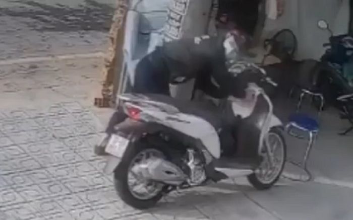 Clip: 4 đối tượng dàn cảnh lừa mua bánh mỳ cho nam bảo vệ rồi bẻ khóa trộm xe máy SH gây phẫn nộ