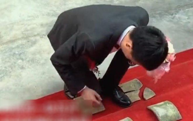 Chàng trai bị bắt dùng đầu gối đập vỡ ngói mới được đón dâu, dân mạng bất bình khi thấy bộ dạng chú rể