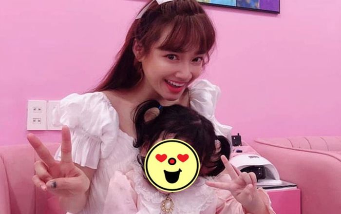 Netizen vui mừng khi Nhã Phương chụp ảnh cận mặt cùng con gái Destiny, nhưng sự thật không phải vậy!