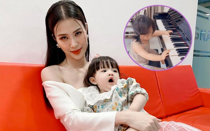 Winnie nhà Đông Nhi trổ tài đánh đàn piano đầy chuyên nghiệp, hứa hẹn 'thi tài' cùng mẹ trong tương lai