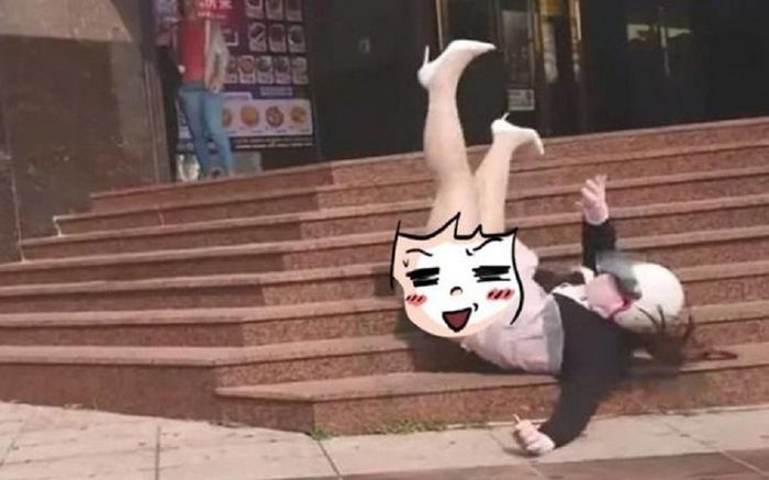 Vừa đi vừa dán mắt vào điện thoại và những sự cố nhớ đời: Người 'lộ hàng' hớ hênh, người hư hại tài sản