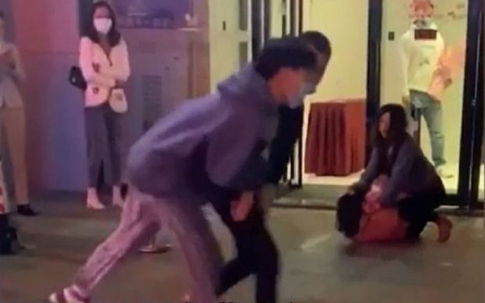 Con trai giữ bố cho mẹ đánh 'tiểu tam' nhừ đòn trên phố