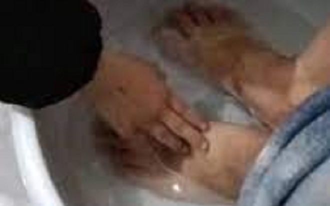 Đang hạnh phúc khi được con gái rửa chân cho, ông bố đau thắt ruột trước hành động tiếp theo của con