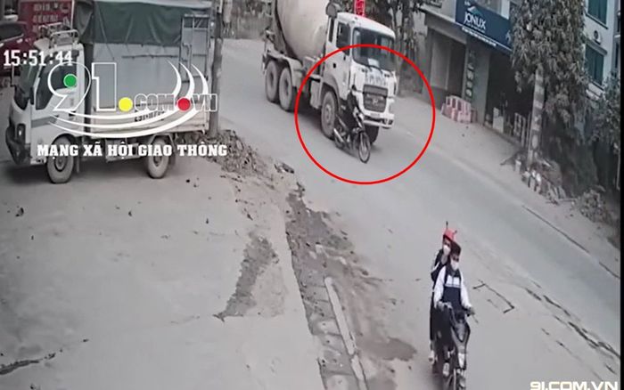 Clip: 'Đứng tim' cảnh nam thanh niên thoát nạn trong gang tấc khi đi vào điểm mù của xe bồn