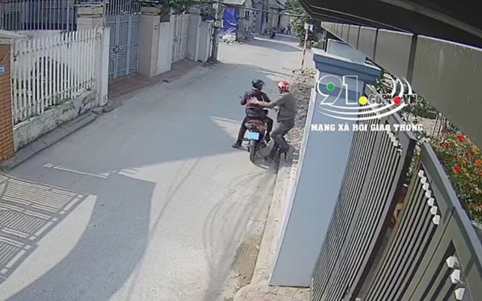 Clip: 2 tên 'cẩu tặc' hốt hoảng bỏ chạy khi bị chủ nhà phát hiện, luống cuống đánh rơi cả chiến lợi phẩm