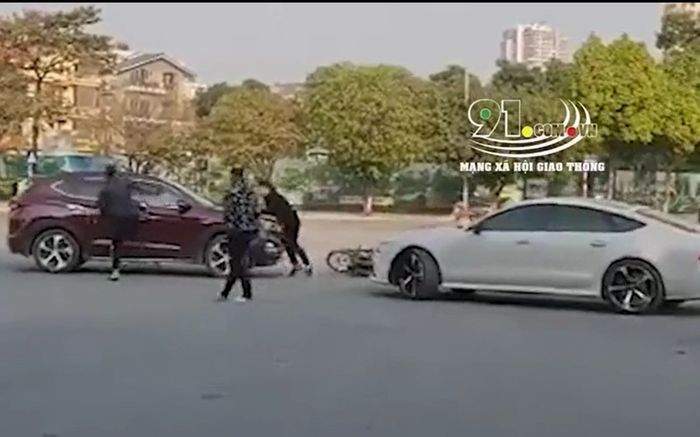 Clip: Nhóm thanh niên lao vào đạp xe ô tô, 2 xế hộp rượt đuổi nhau trên phố Hà Nội như phim hành động