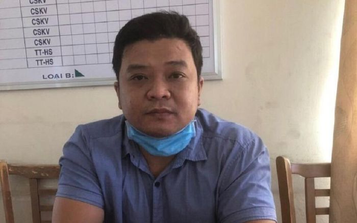 Lái ô tô đi uống cà phê rồi cạy cốp xe máy lấy trộm túi xách