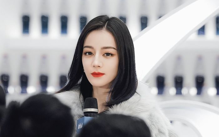 Địch Lệ Nhiệt Ba lại gây 'sốc visual' khi xuất hiện tại sự kiện, netizen: 'Ngắm mãi không chán'