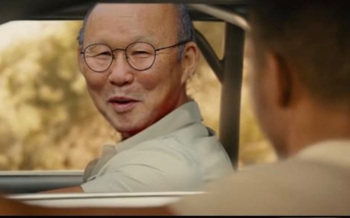 CĐV Việt Nam và Thái Lan 'cà khịa' với loạt chế ảnh siêu lầy lội về ông Park