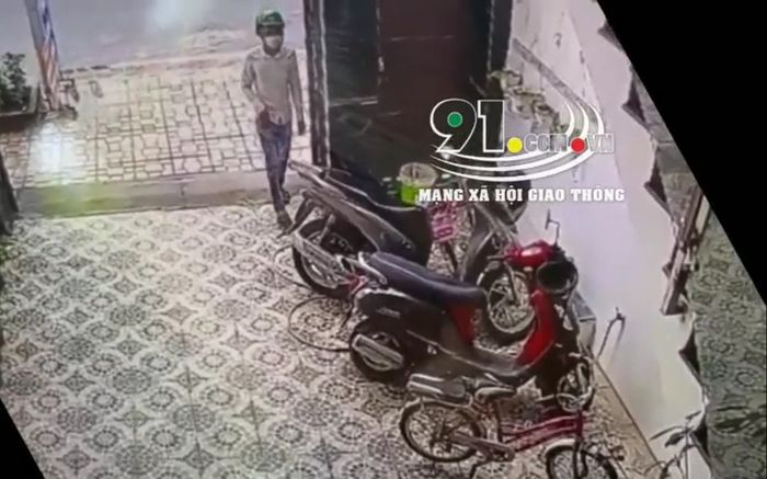 Clip: Chủ nhà bất cẩn không đóng cửa, kẻ gian lững thững bước vào 'cuỗm' luôn xe SH
