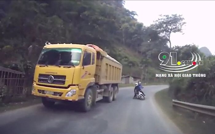 Clip: Vượt xe ben thiếu an toàn trên đoạn đường hẹp, 2 người đi xe máy đối đầu trực diện với ô tô