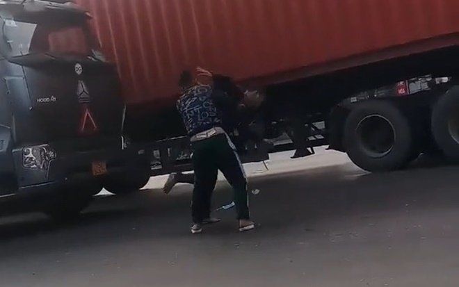 Clip: 2 tài xế dừng xe, lao vào 'quyết chiến' kịch liệt ngay giữa đường gây ùn tắc cả đoạn dài