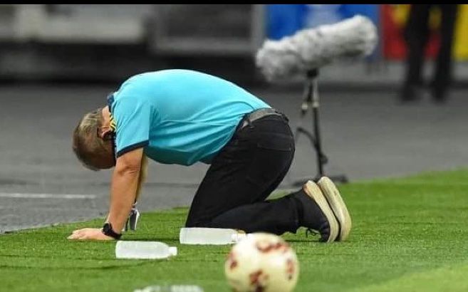 Ông Park quỳ gối khi Việt Nam đã xui, còn trọng tài o ép trước Thái Lan