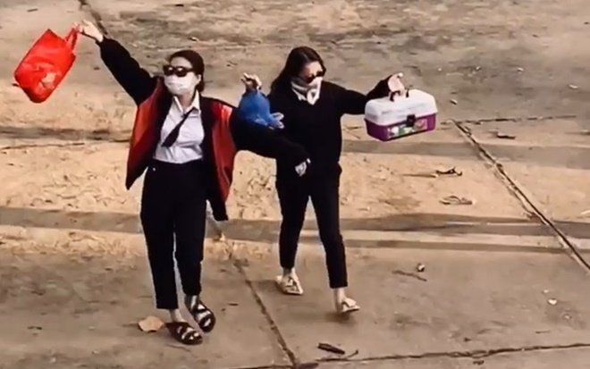 Clip: Bắt trend 'không cặp sách' trên TikTok, hội học sinh mang loạt phong cách có 1-0-2 tới trường