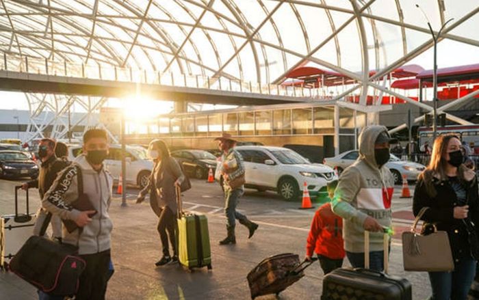 Người Mỹ nô nức chuẩn bị nghỉ lễ bất chấp Omicron: 'Chúng tôi quyết định sẽ không sống trong sợ hãi'