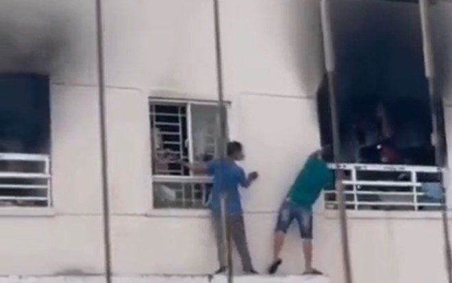 Căn hộ chung cư ở TP.HCM bất ngờ bốc cháy ngùn ngụt, 6 người mắc kẹt hô hoán kêu cứu