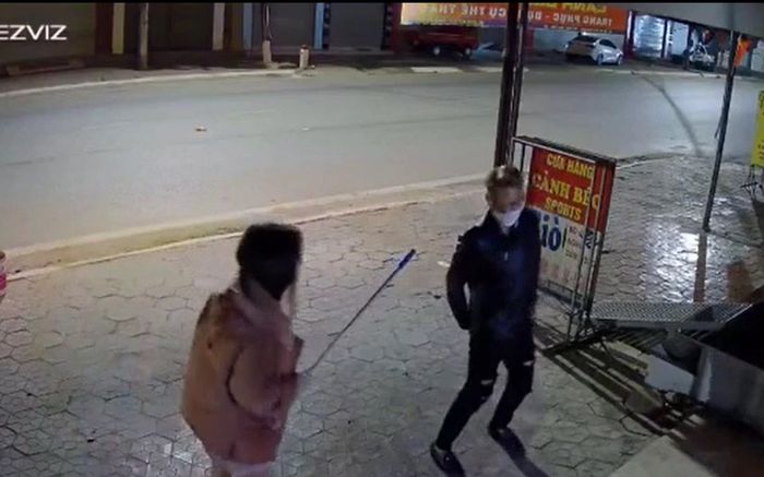 Clip: Dở khóc dở cười cảnh vợ cầm cán chổi vụt tới tấp chồng vì đi nhậu về muộn