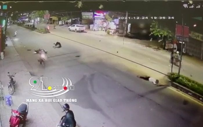 Nam thanh niên nằm bất động sau va chạm giao thông, camera tiết lộ cảnh tượng kinh hoàng trước đó