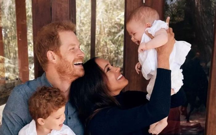 Khoảnh khắc đi chơi Giáng sinh của gia đình Hoàng tử Harry ngọt ngào nhưng lại nhận chỉ trích