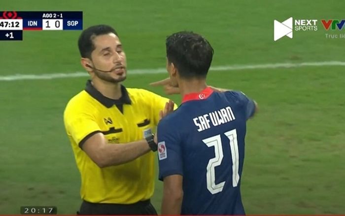 Cầu thủ Singapore chỉ thẳng mặt trọng tài sau khi bị xử ép